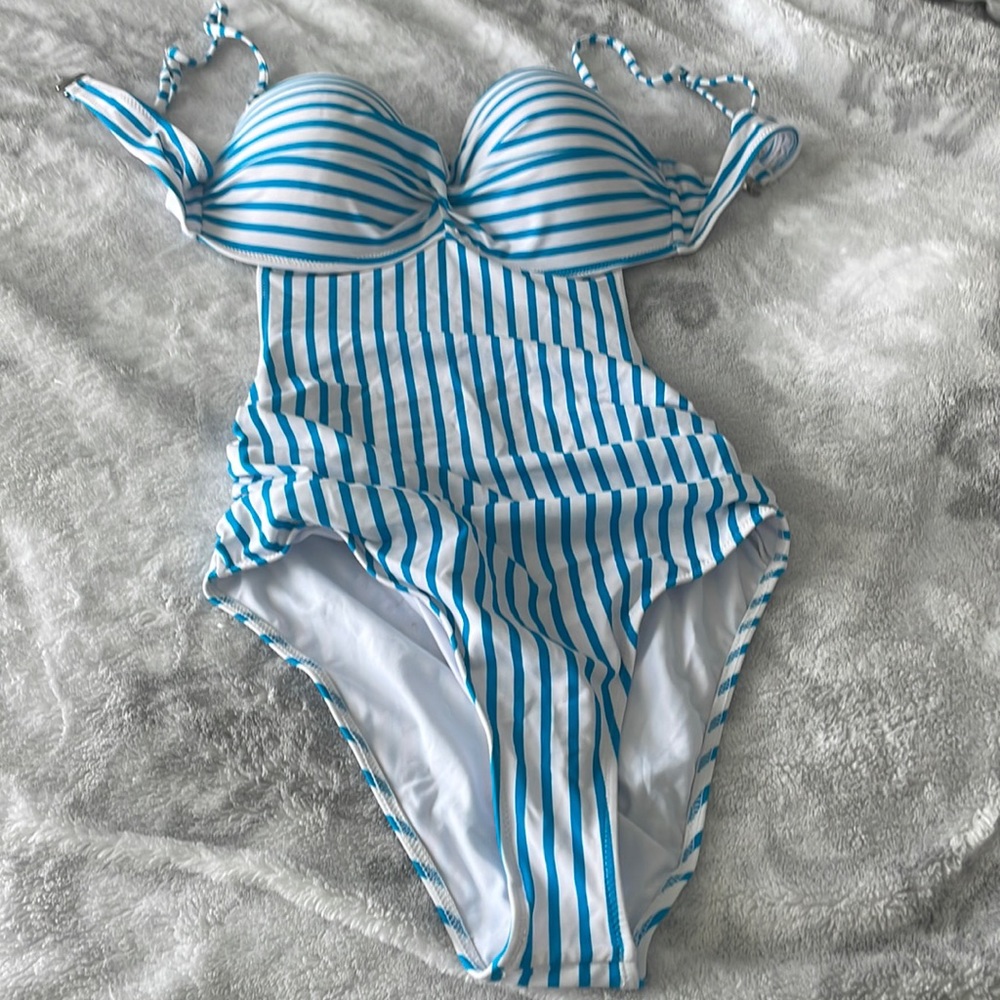CUPSHE one piece.   Size M.   Underwire cups.